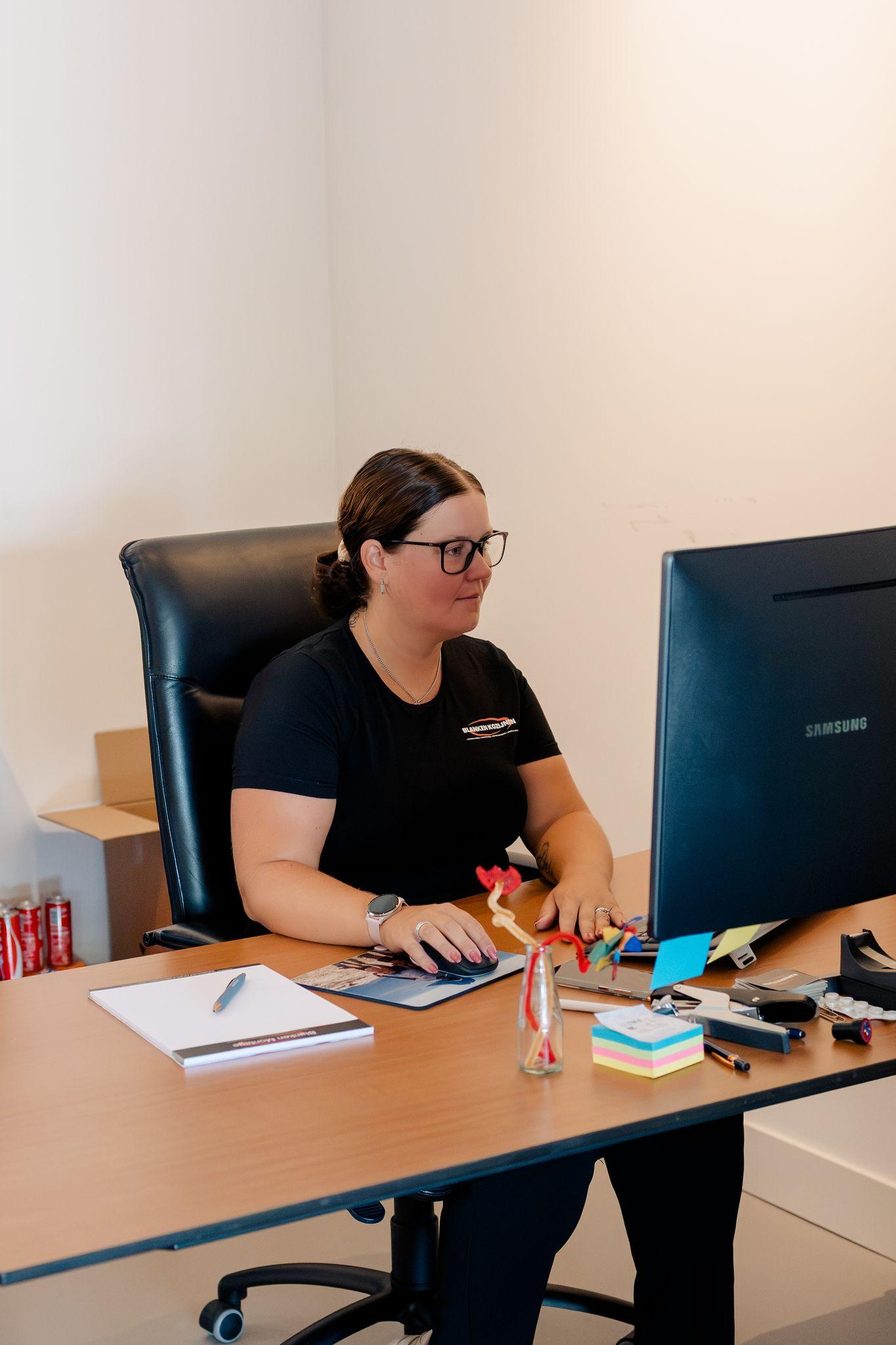 Samantha op kantoor van Blanken Kozijnen